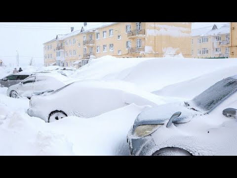 Сугробы накрыли первые этажи домов. Сильнейший снегопад замел дворы и улицы Магадана