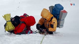 صدها کوهنورد به قله ایورست صعود کردند