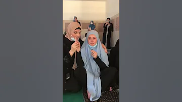 فرحة شابة فرنسية بعد اعتناقها الإسلام 