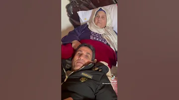 احمد شيبه وهو يجلس علي رجل امه 