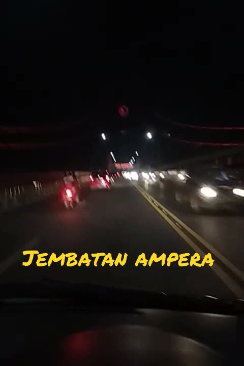 Jalan malam di jembatan ampera Palembang