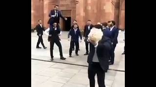 Мигран Арутюнян бросает подвязку невесты / Армянская свадьба в Москве 2017 Мигран Арутюнян бросает подвязку невесты / Армянская свадьба в Москве 2017