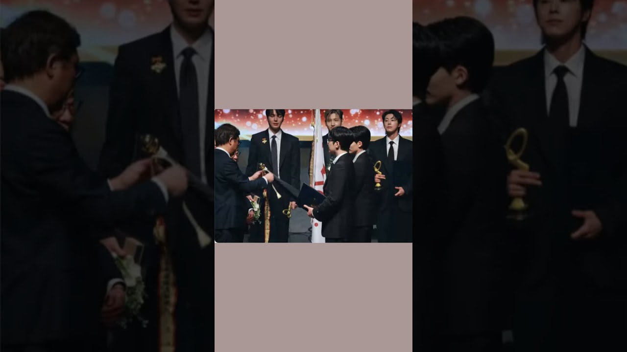 «Чонхан и Вонву из SEVENTEEN получили Президентскую премию! История успеха юнита JxW»