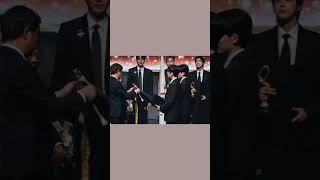 «Чонхан и Вонву из SEVENTEEN получили Президентскую премию! История успеха юнита JxW»