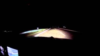 Nachts auf der Autobahn Leute mit Lichthupe aufwecken