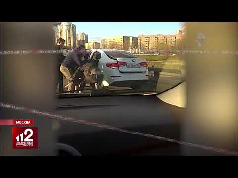 Таксисты толпой избивают и похищают коллегу | Видео