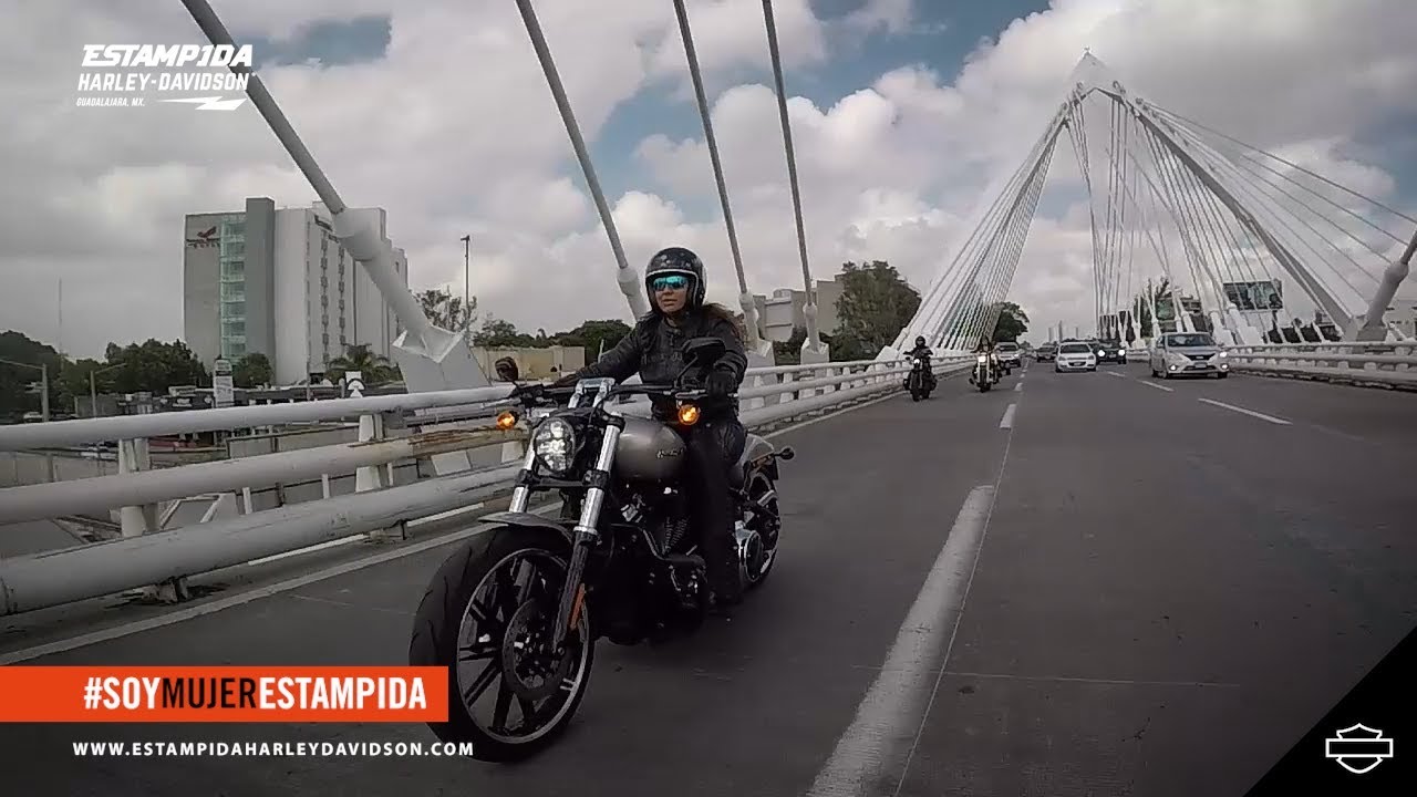 Mujer Estampida chicas rodando Motos Harley® en Guadalajara - YouTube