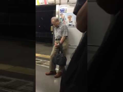 おじさんが電車で立ちながら寝てる笑 盗撮 面白動画 Youtube