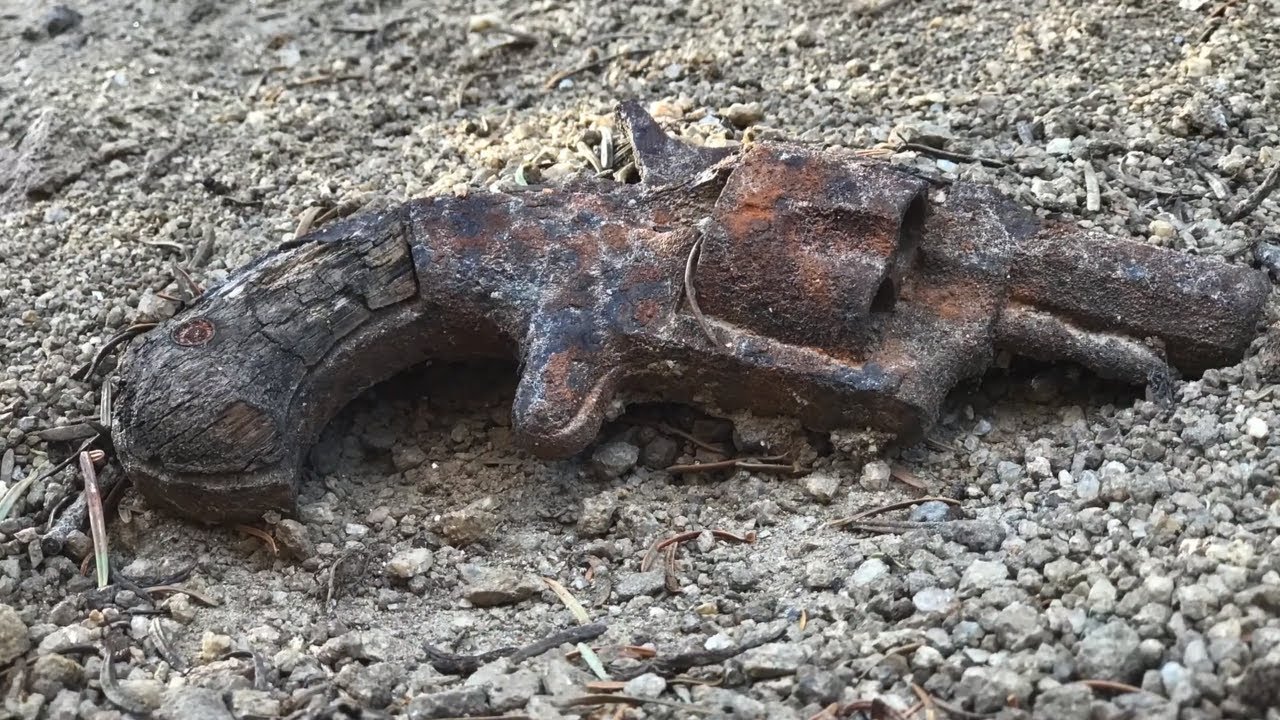 На дороге, ведущей к повозке, нашли оружие в стиле Дикого Запада (невероятно!).