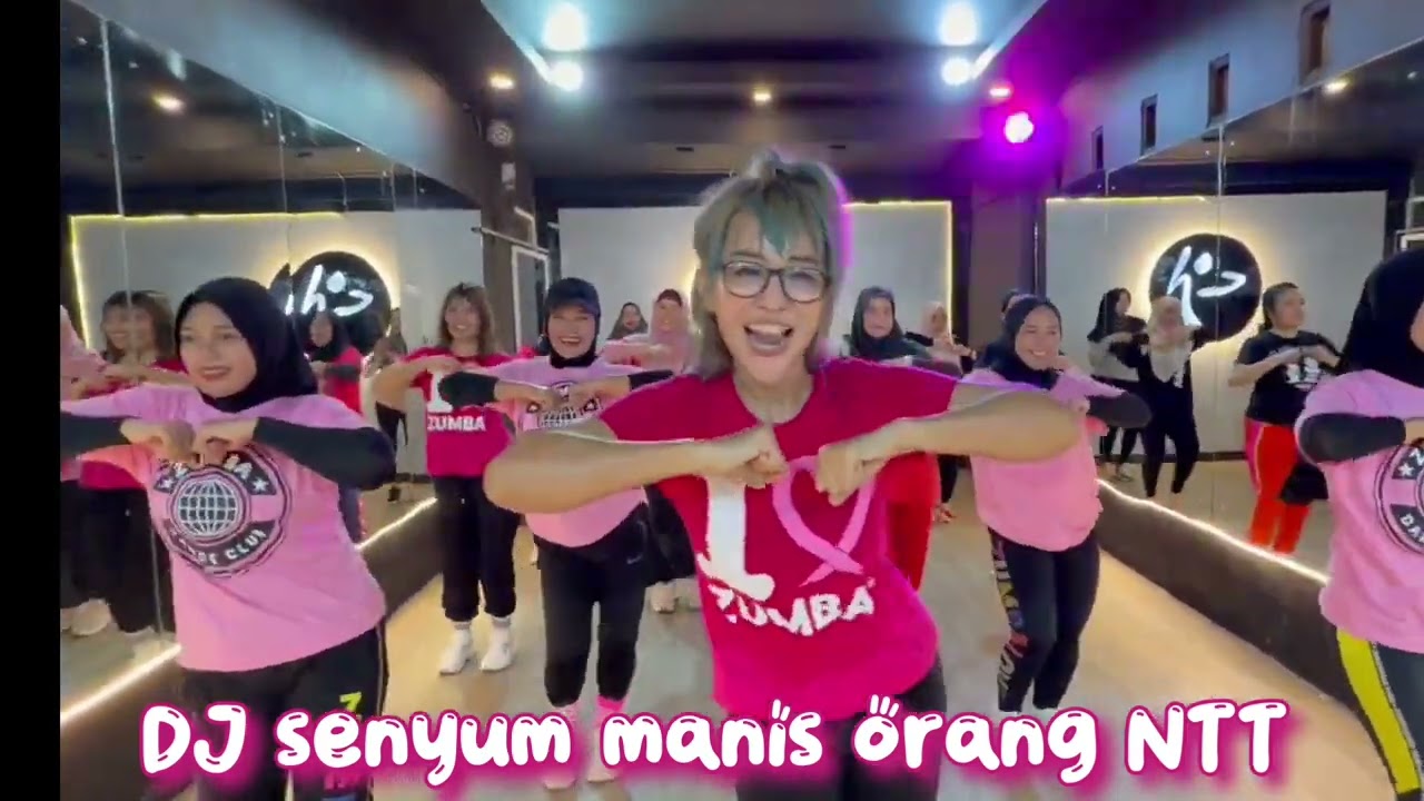 Диджей с милой улыбкой сотрудников NTT | креативная гимнастика | зумба | простая гимнастика | офи...