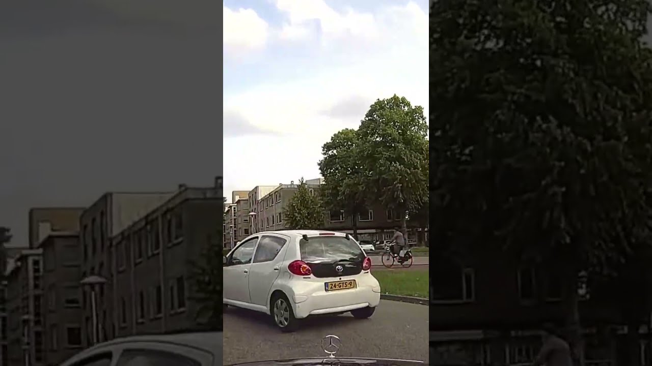 Dashcam Netherlands Utrecht Toyota Boodschappen Kar Bestuurder Heeft Geen Verstand Van Rotondes