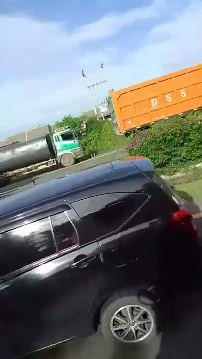 laka di tol tangerang merak..arah jakarta