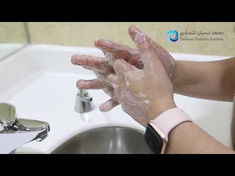 د فهد الجاسم وديما يشرحان الطريقة المثلى لغسل اليدين للتعقيم والوقاية من فيروس كورونا المستجد