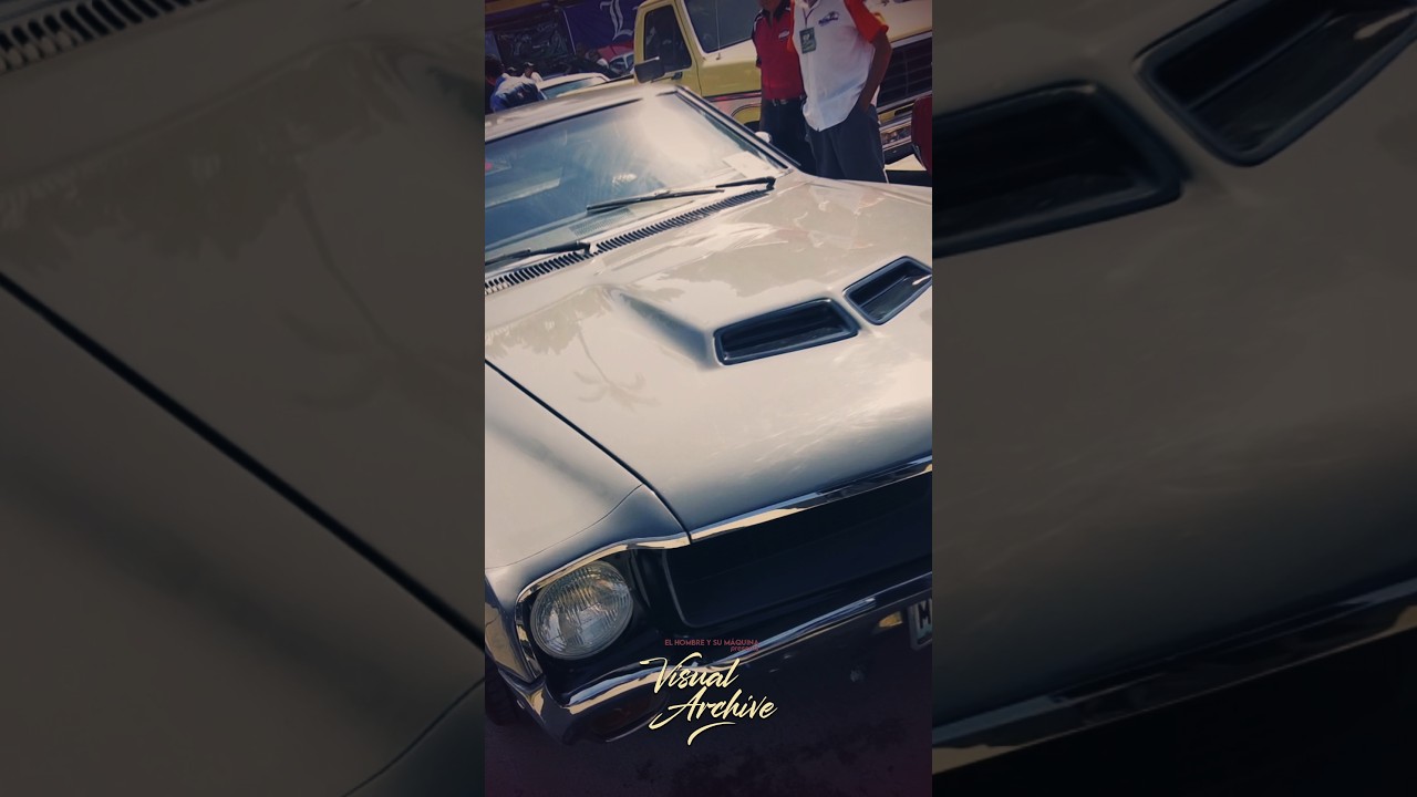 🔥 Destape de un AMC Javelin entre la multitud. Un cl&aacute;sico americano que roba miradas.