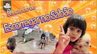 Brincando De Escorregar No Sabão - Clubinho Da Lala