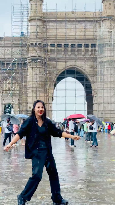 Chatri Na Khol Barsaat Mein🌧️🥰💃🏻 #bollywood #shorts #youtubeshorts #dance #love #viral