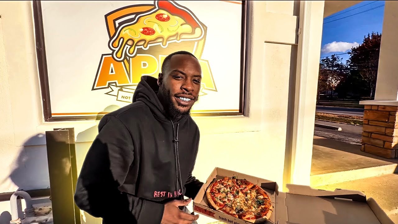 Пробую индийскую пиццу, которую мне прислали зрители.