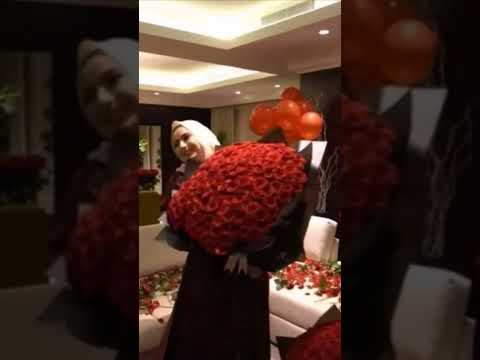 مفاجأة غاية في الروعة والرومانسية زوج يشتري 100 ألف وردة هدية لزوجته ويوزعهم في المنزل كله