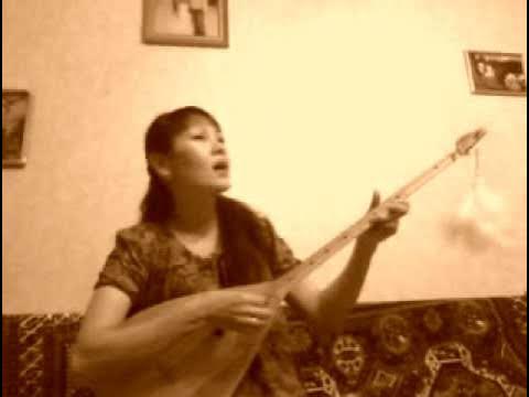 девушка поет казахскую песню