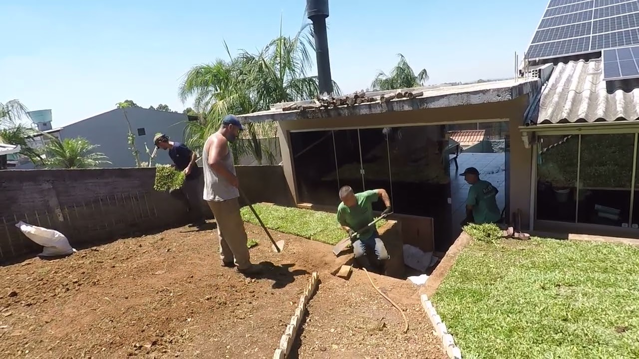 O ANTES E DEPOIS DE RECOLOCAR GRAMA,PAISAGISMO! BAUER JARDINAGEM.