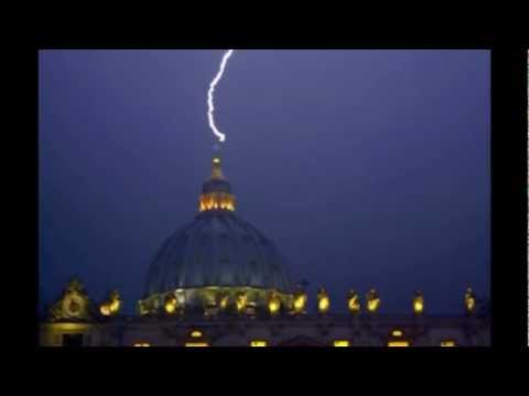 Il Papa si dimette, un fulmine colpisce la cupola di San Pietro. Ecco il video.