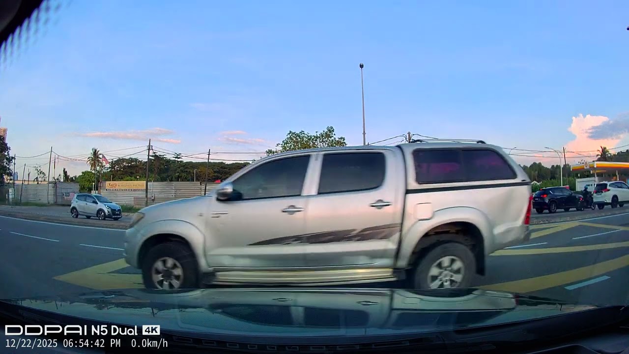 Lorry cutting in short range to exit from main road. 