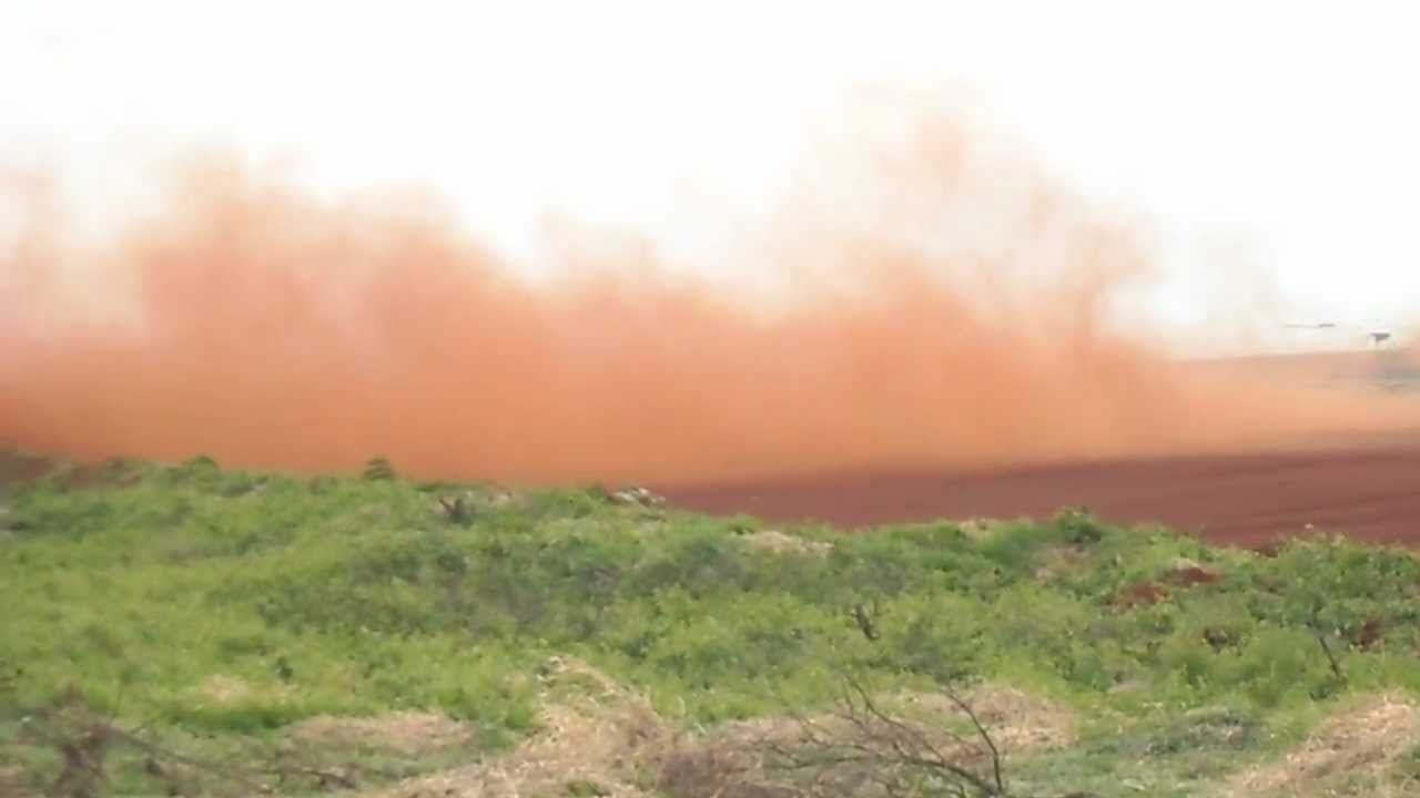 Ventos fortes jogam aeronave para fora da pista em Cascavel - Imagem João Carlos Ribeiro.AVI