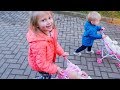 ДЕТИ НЕ ПОДЕЛИЛИ ИГРУШКИ Эльвира и братик делят КОЛЯСКУ ДЛЯ КУКЛЫ