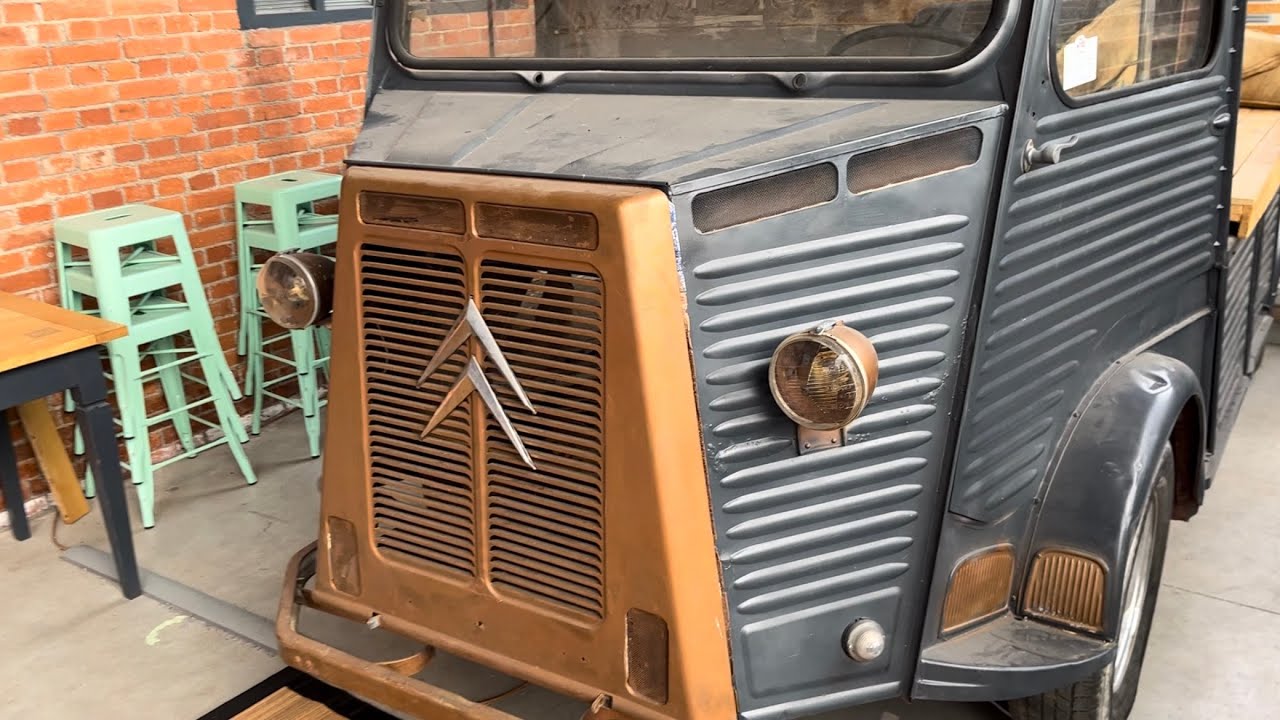 Rarissimo furgone Citroën type H HY esposto fuori da un
