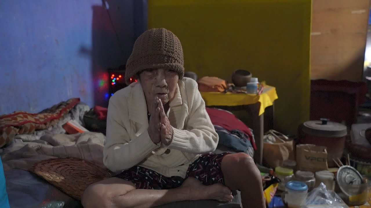 Kì Lạ Bà Lão 84 Tuổi Ăn Cơm Với M.A Sống Trong Trạm Điện Bỏ Hoang