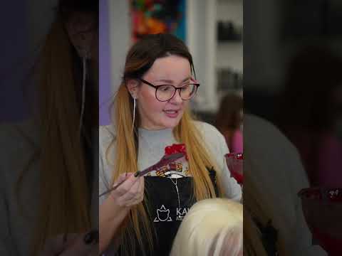 Видео: Как красить волосы хной в красный цвет: 14 шагов (с иллюстрациями)