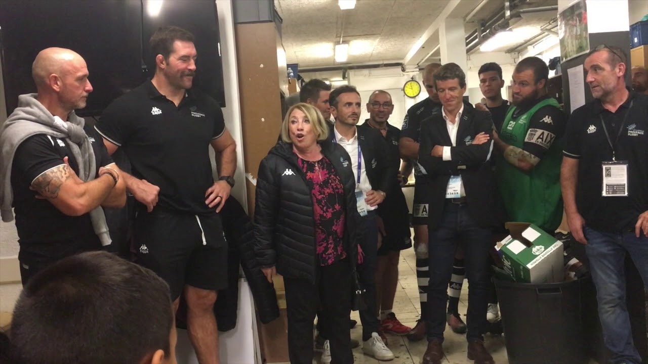 Maryse Joissains, maire d'Aix-en-Provence, dans les vestiaires du Provence Rugby.