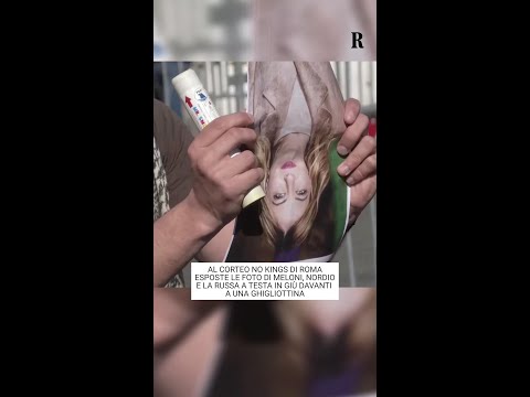Video Al corteo No Kings esposte le foto di Meloni, Nordio e La Russa a testa in giù