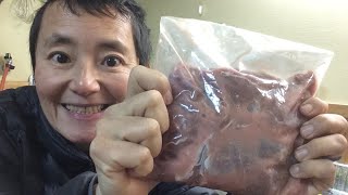 鹿肉でソーセージ作成中 家にある道具で挽肉にできるか？ ハーブ何入れるか？ 最後は燻製にして 外でクレソン取ってくる予定。