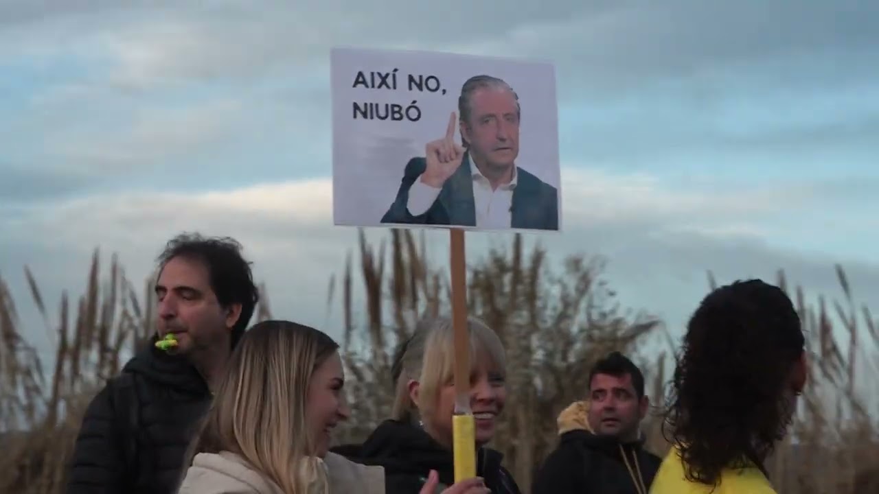 Docents de la Selva fan una marxa lenta des de Sils fins a Girona en el marc de la vaga educativa