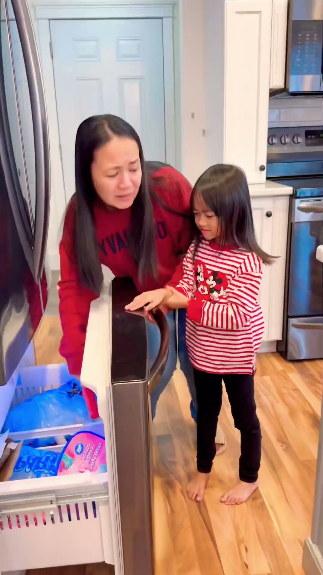 Mom frees kid’s hand stuck on fridge ??❤️???