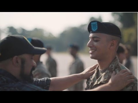 "Tu Primer Parche", muestra el momento triunfal en el que un Soldado recibe su primer parche, símbolo que le otorga oficialmente el título de Soldado, despertando el orgullo de su familia.