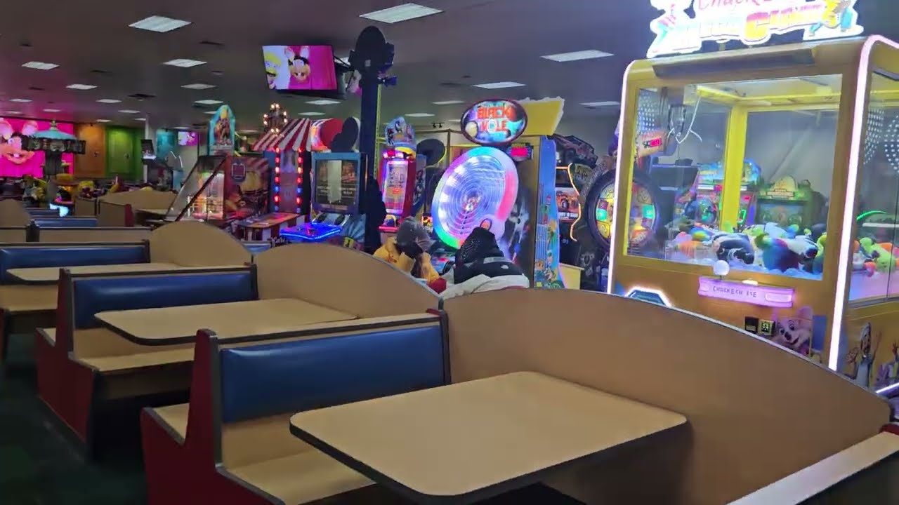 Тур по магазину Chuck E. Cheese 2.0 в 2026 году - Бронкс, Нью-Йорк (внешний вид улицы).