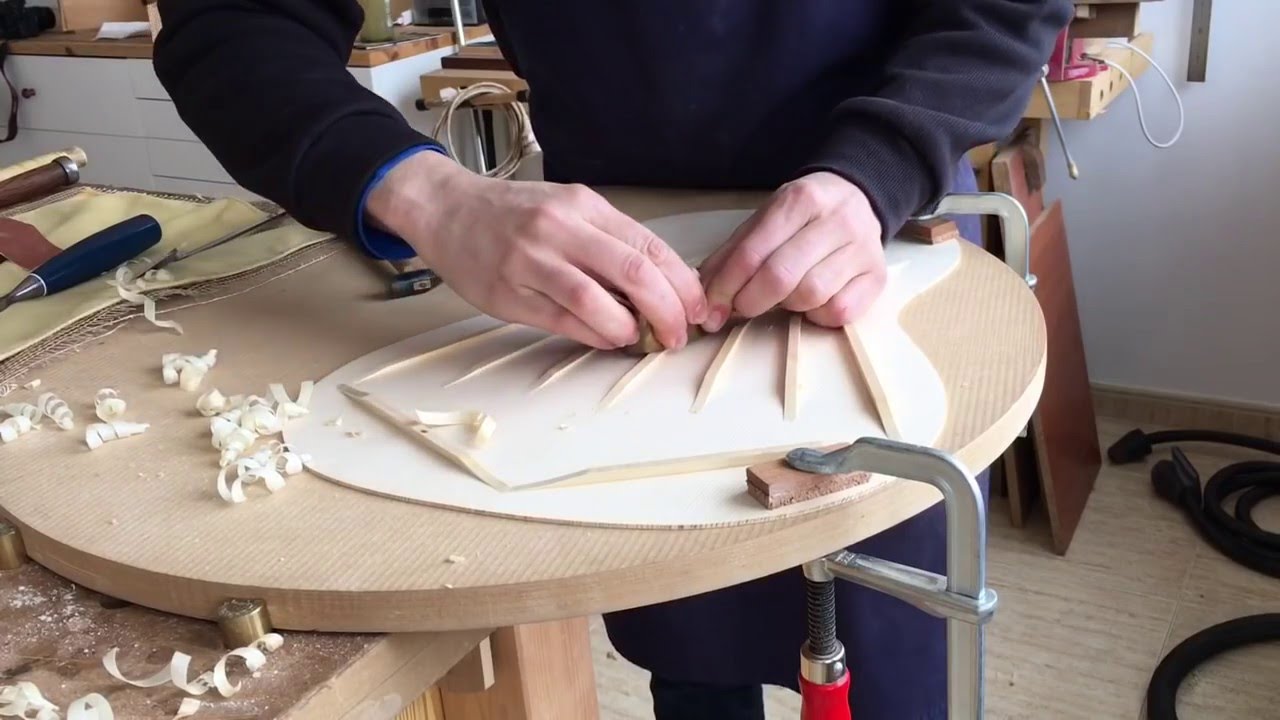 Tutorial 1 - Tallar varetas en la tapa armónica - Shaping the braces on the soundboard
