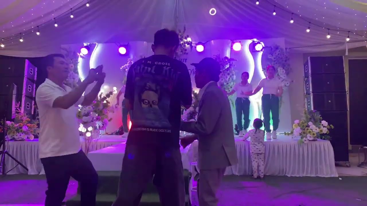 Dân vũ mừng hạnh phúc 😀 