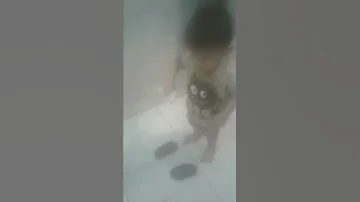 طفل يغسل في سندلو 