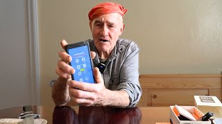 71-latek testuje swoją pierwszą w życiu komórkę. Byk staje na wytrzymały telefon. Czy przetrwał?