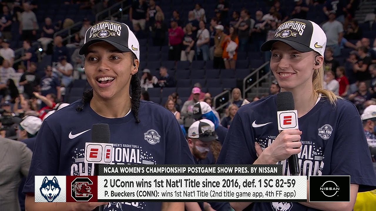 Пейдж Бьюкерс, Аззи Фадд, Джено Ауриемма после игры после победы UConn Huskies в Национальном чем...