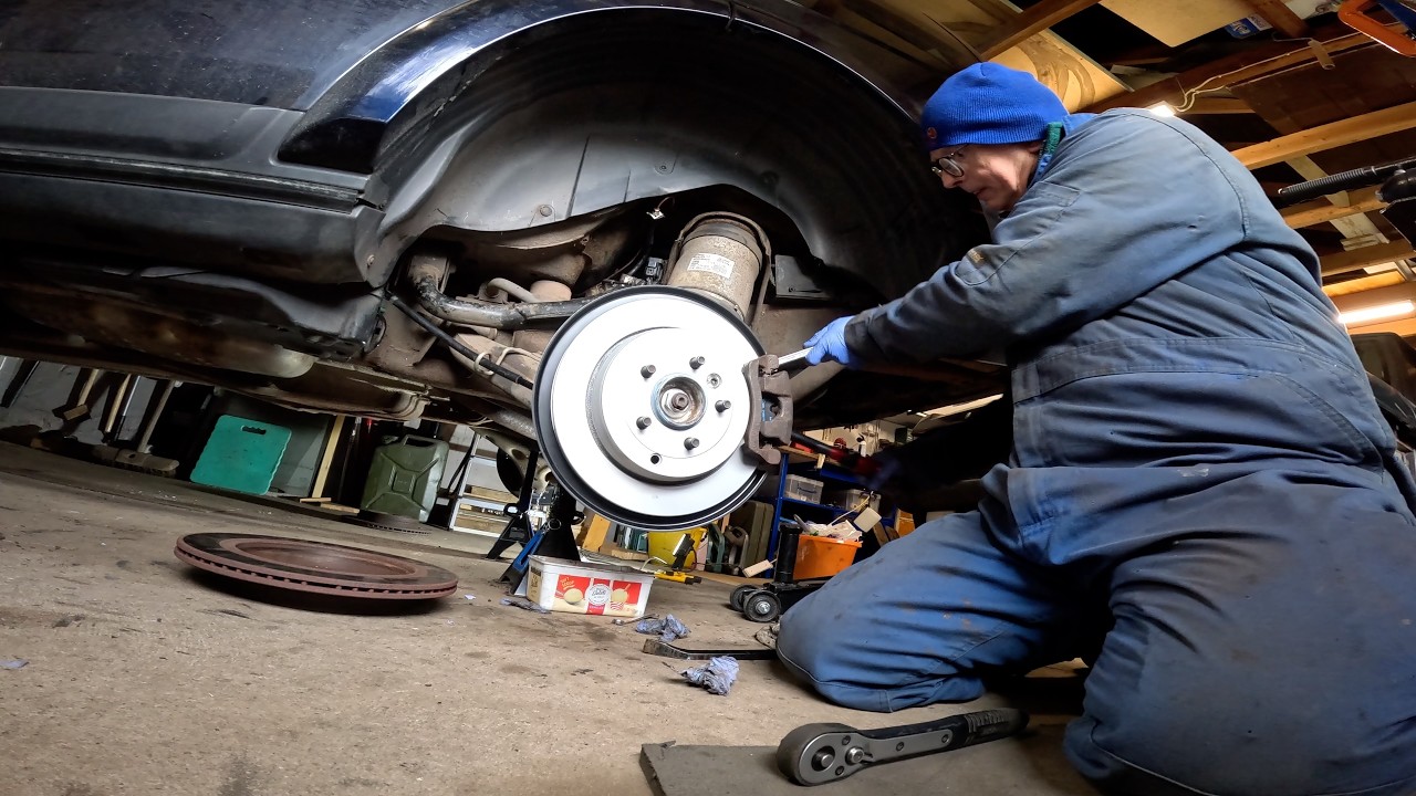 DISCOVERY 3 REAR BRAKES-EPB AND HUBS PART 4.