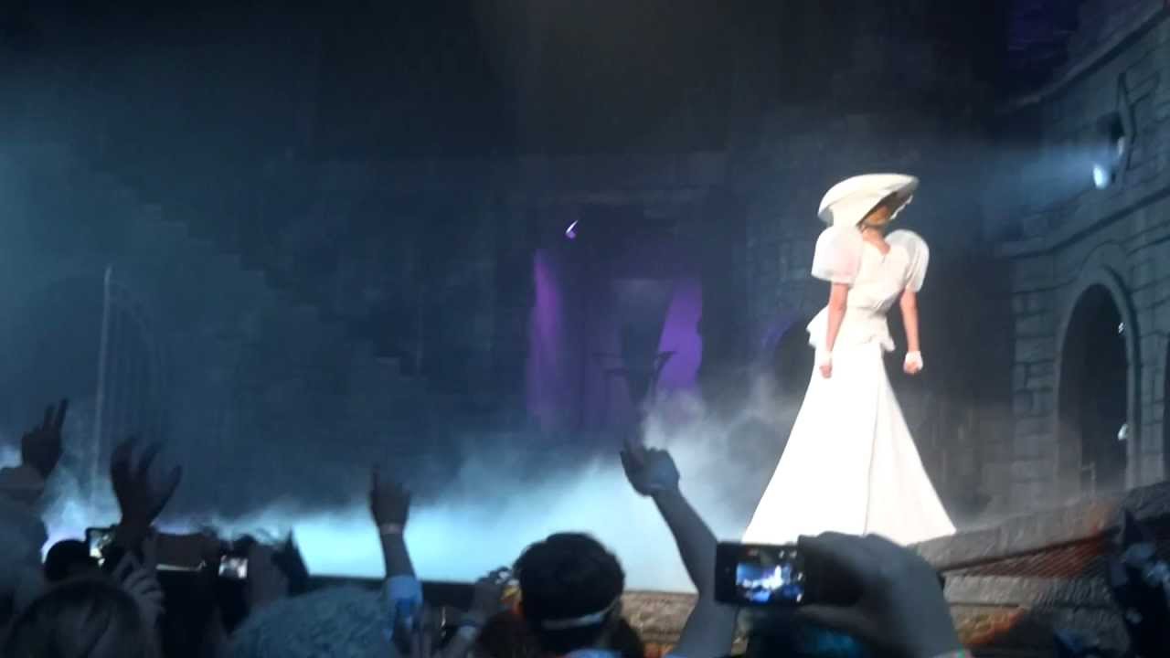 Lady Gaga - Bloody Mary - Born This Way Ball - Vienna 2012