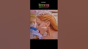 Glinda en Elphaba geven elkaar een klap voor een Wicked for Good-scène #usa #disney