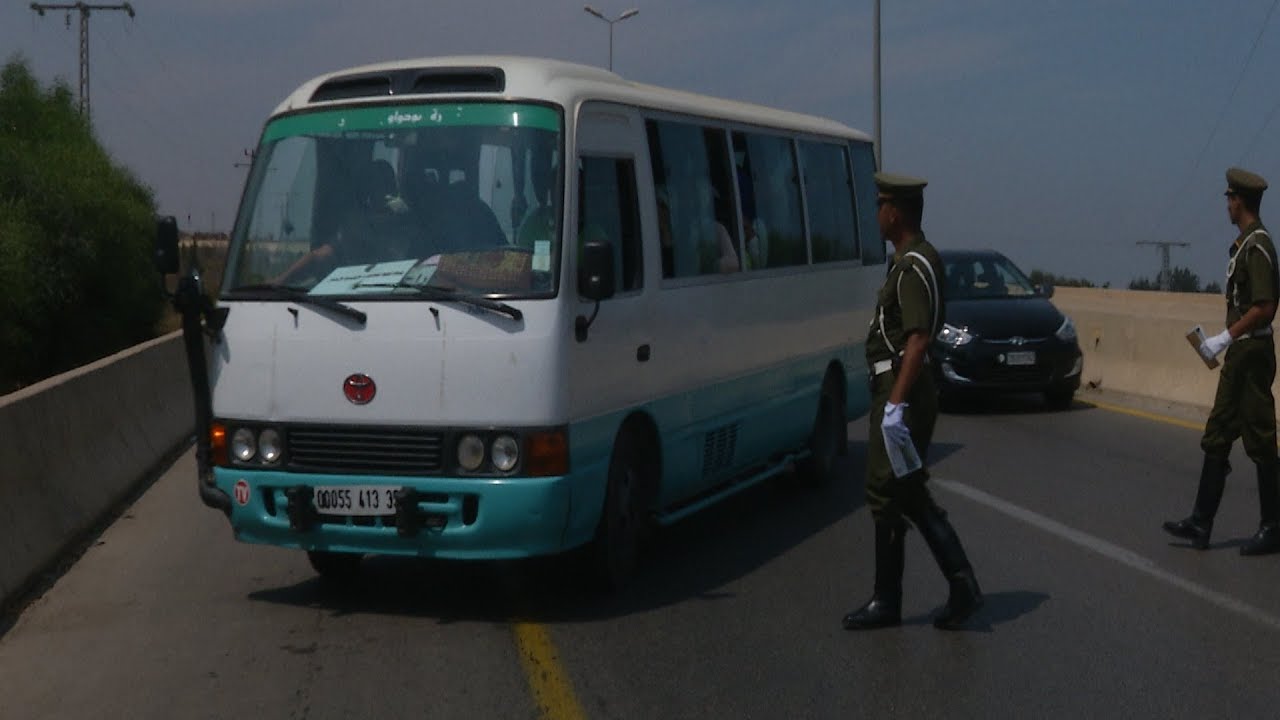 شاهدوا .. ماذا فعل هذا الدركي مع صاحب حافلة كان ينقل مجموعة من الأطفال؟!