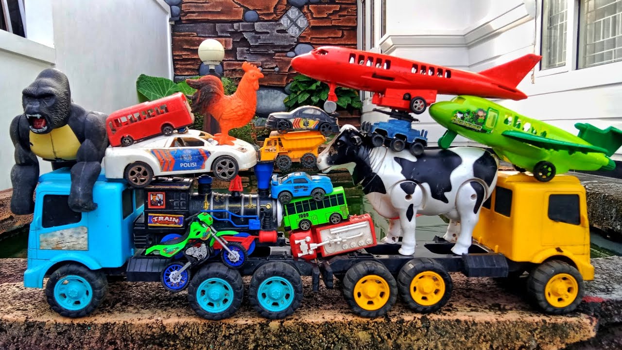 Menemukan mobil mobilan truk pasir, ambulan, sapi, gorila, motor cross, tengbaja, excavator besar,