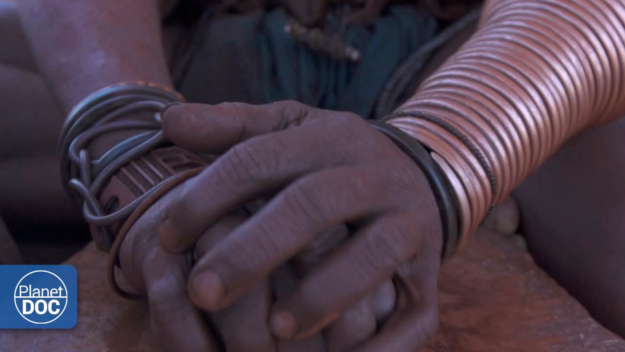 Film backdrop image for The Himba and their most important mineral: this is how the use of ocher is explained ... (2021)