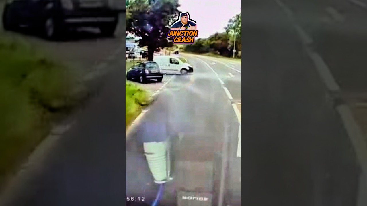 Крупное столкновение на перекрестке, запечатленное видеорегистратором, привело к тому, что фургон...